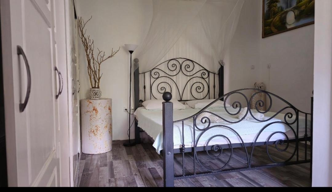 Modern Seaside Escape - Stunning Sea View - Private & Stylish Apartment โกตอร์ ภายนอก รูปภาพ
