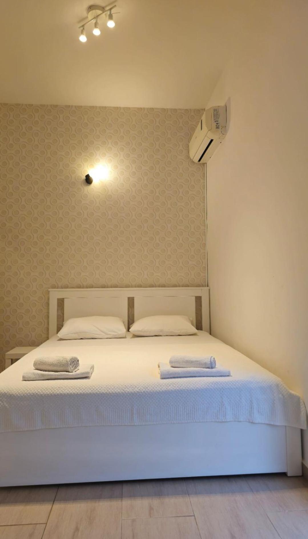 Modern Seaside Escape - Stunning Sea View - Private & Stylish Apartment โกตอร์ ภายนอก รูปภาพ