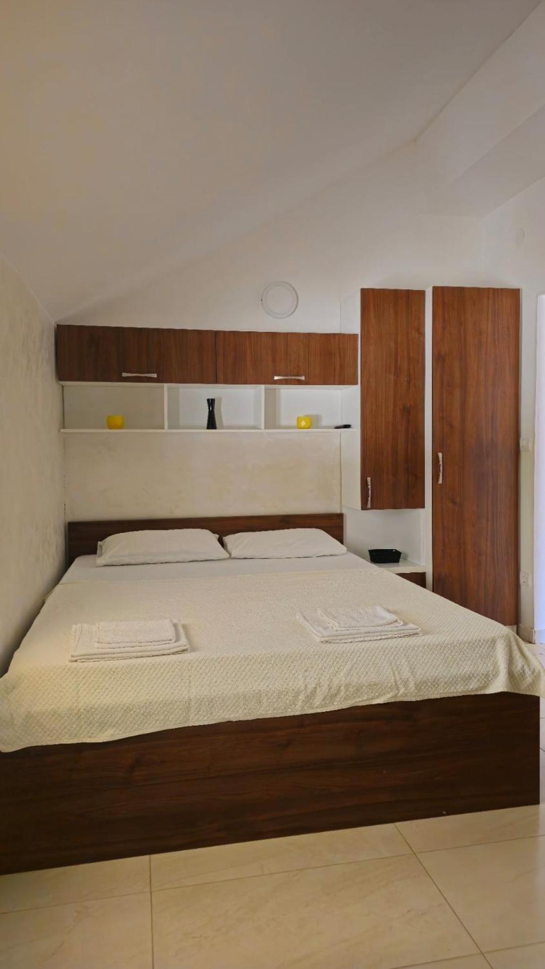 Modern Seaside Escape - Stunning Sea View - Private & Stylish Apartment โกตอร์ ภายนอก รูปภาพ
