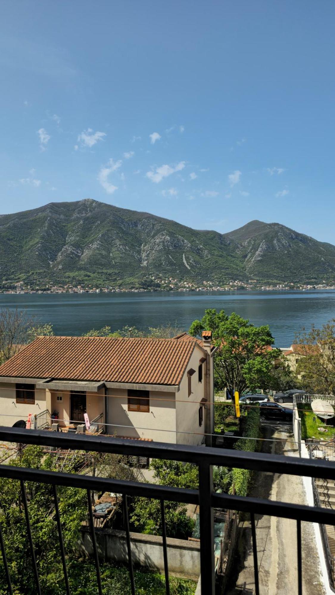 Modern Seaside Escape - Stunning Sea View - Private & Stylish Apartment โกตอร์ ภายนอก รูปภาพ
