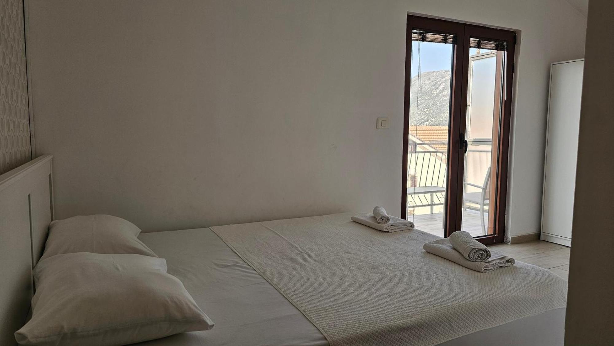 Modern Seaside Escape - Stunning Sea View - Private & Stylish Apartment โกตอร์ ภายนอก รูปภาพ