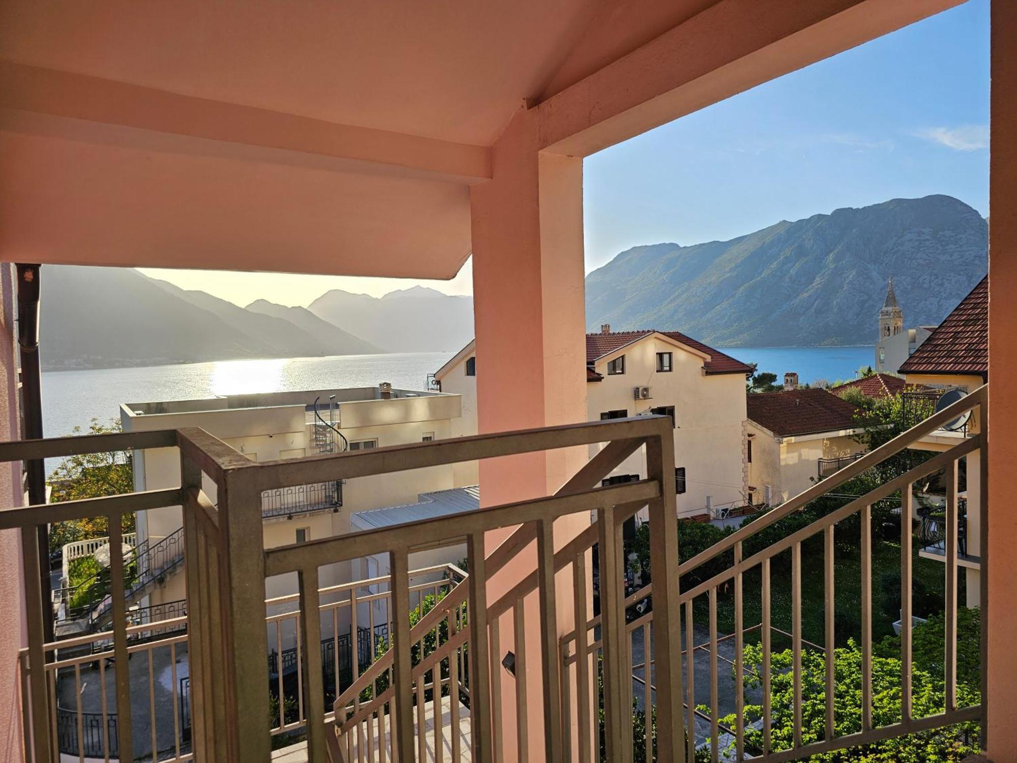 Modern Seaside Escape - Stunning Sea View - Private & Stylish Apartment โกตอร์ ภายนอก รูปภาพ