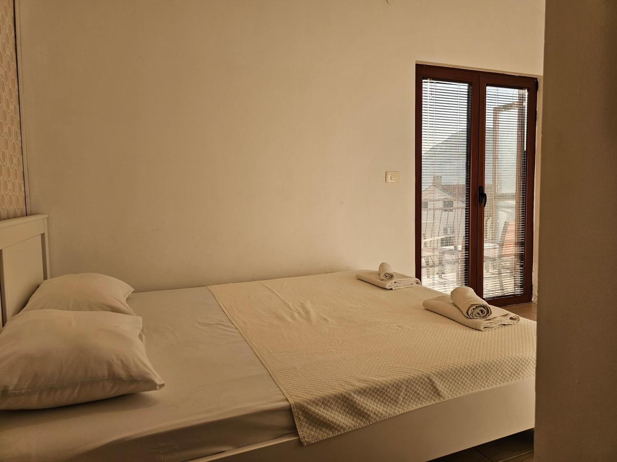 Modern Seaside Escape - Stunning Sea View - Private & Stylish Apartment โกตอร์ ภายนอก รูปภาพ