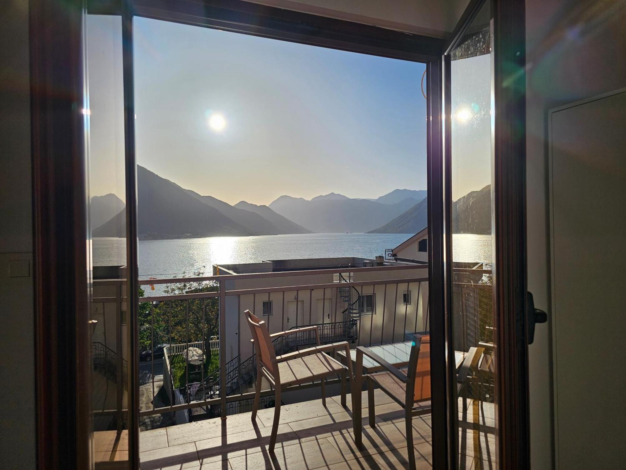 Modern Seaside Escape - Stunning Sea View - Private & Stylish Apartment โกตอร์ ภายนอก รูปภาพ