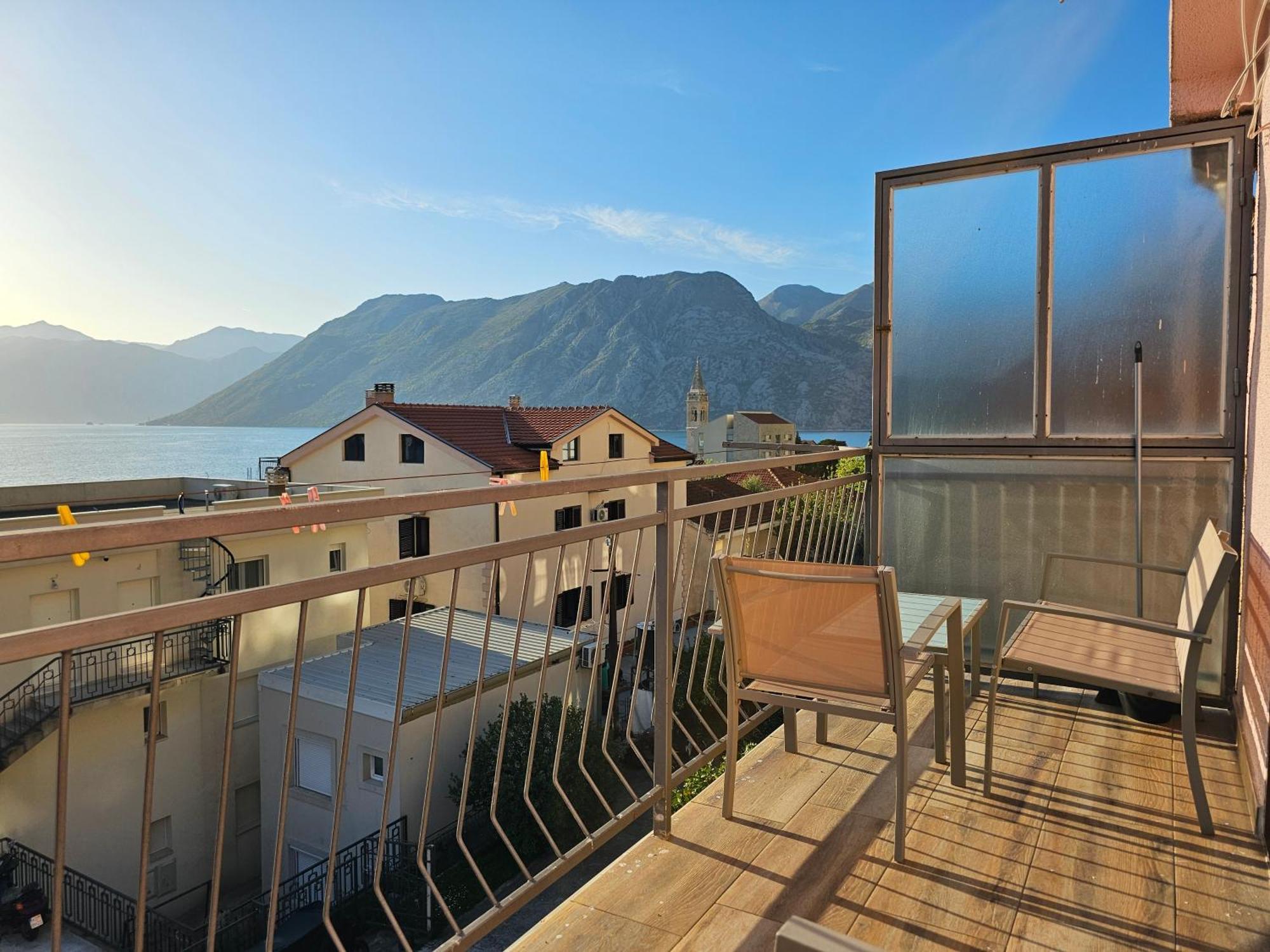 Modern Seaside Escape - Stunning Sea View - Private & Stylish Apartment โกตอร์ ภายนอก รูปภาพ