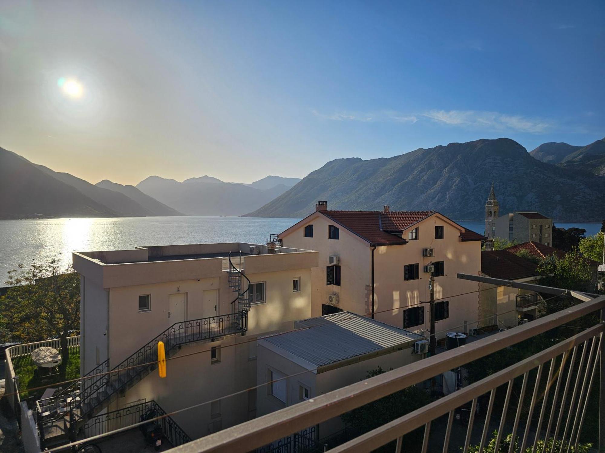 Modern Seaside Escape - Stunning Sea View - Private & Stylish Apartment โกตอร์ ภายนอก รูปภาพ