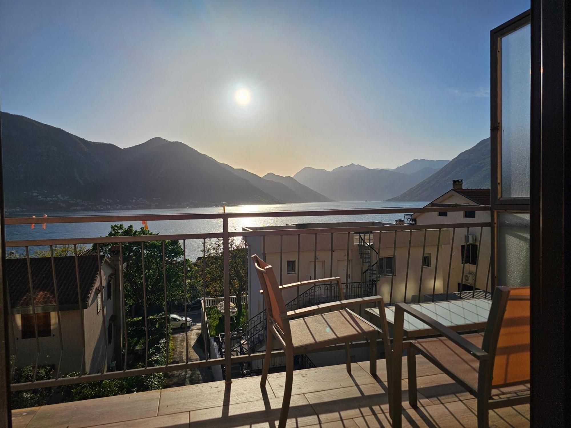 Modern Seaside Escape - Stunning Sea View - Private & Stylish Apartment โกตอร์ ภายนอก รูปภาพ