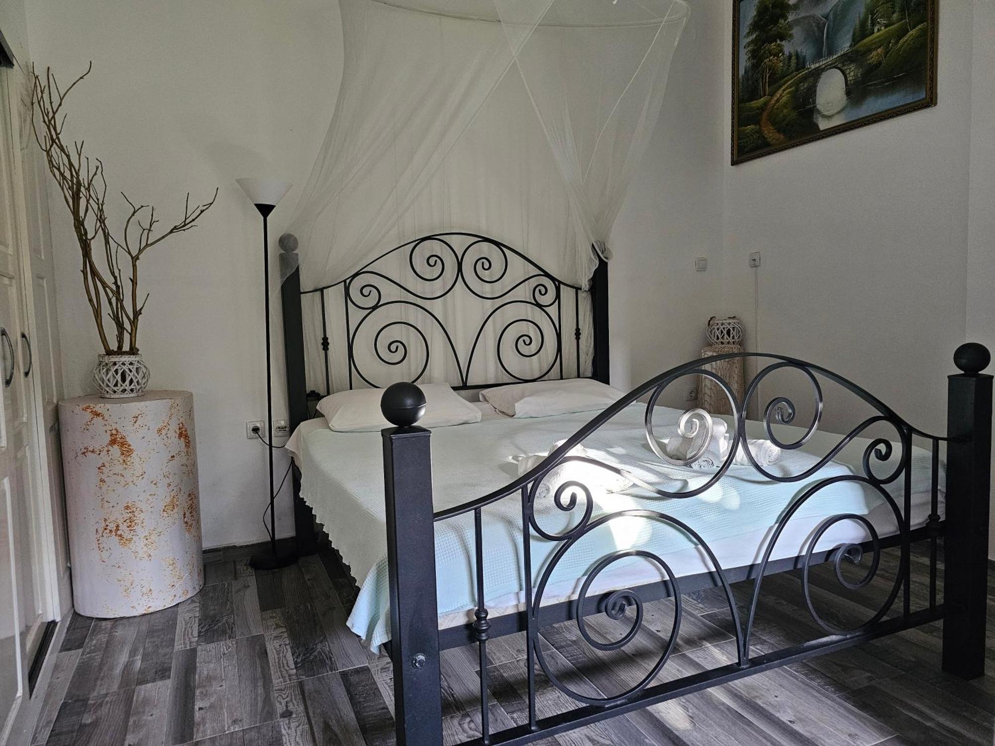 Modern Seaside Escape - Stunning Sea View - Private & Stylish Apartment โกตอร์ ภายนอก รูปภาพ
